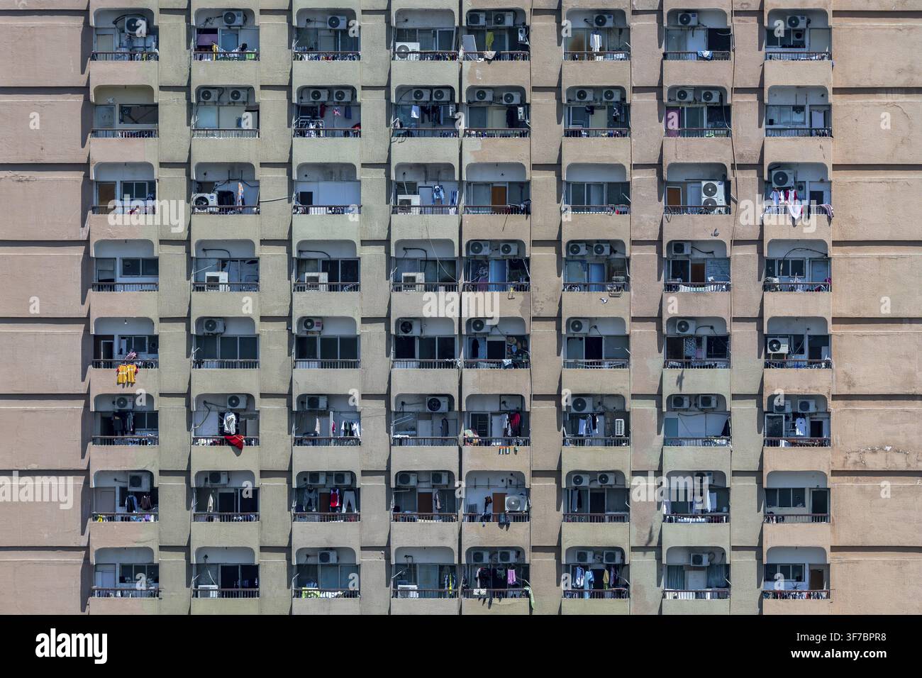 Immeuble d'appartements avec balcons et unités de climatisation, Dubaï, Émirats Arabes Unis, UAE Banque D'Images