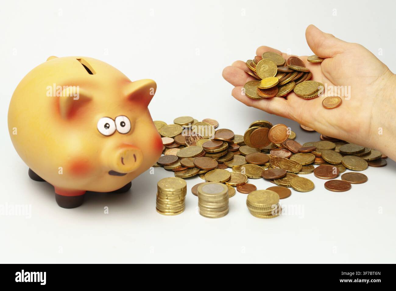 Tirelire collectant de nombreuses pièces, représentant l'épargne financière, l'investissement et une gestion efficace de l'argent Banque D'Images