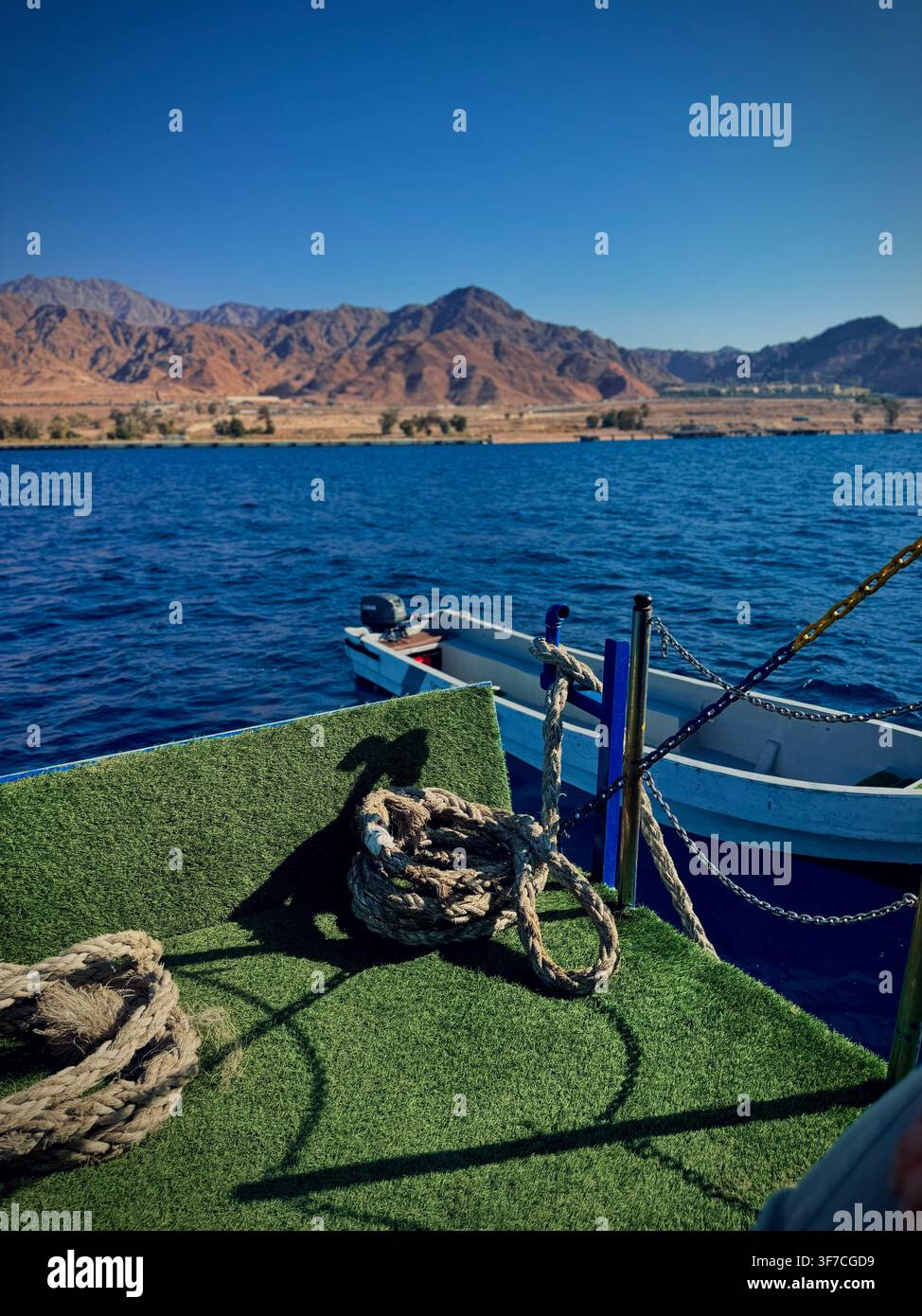 Un navire amarré dans un port en mer - Image de stock capturée avec un smartphone