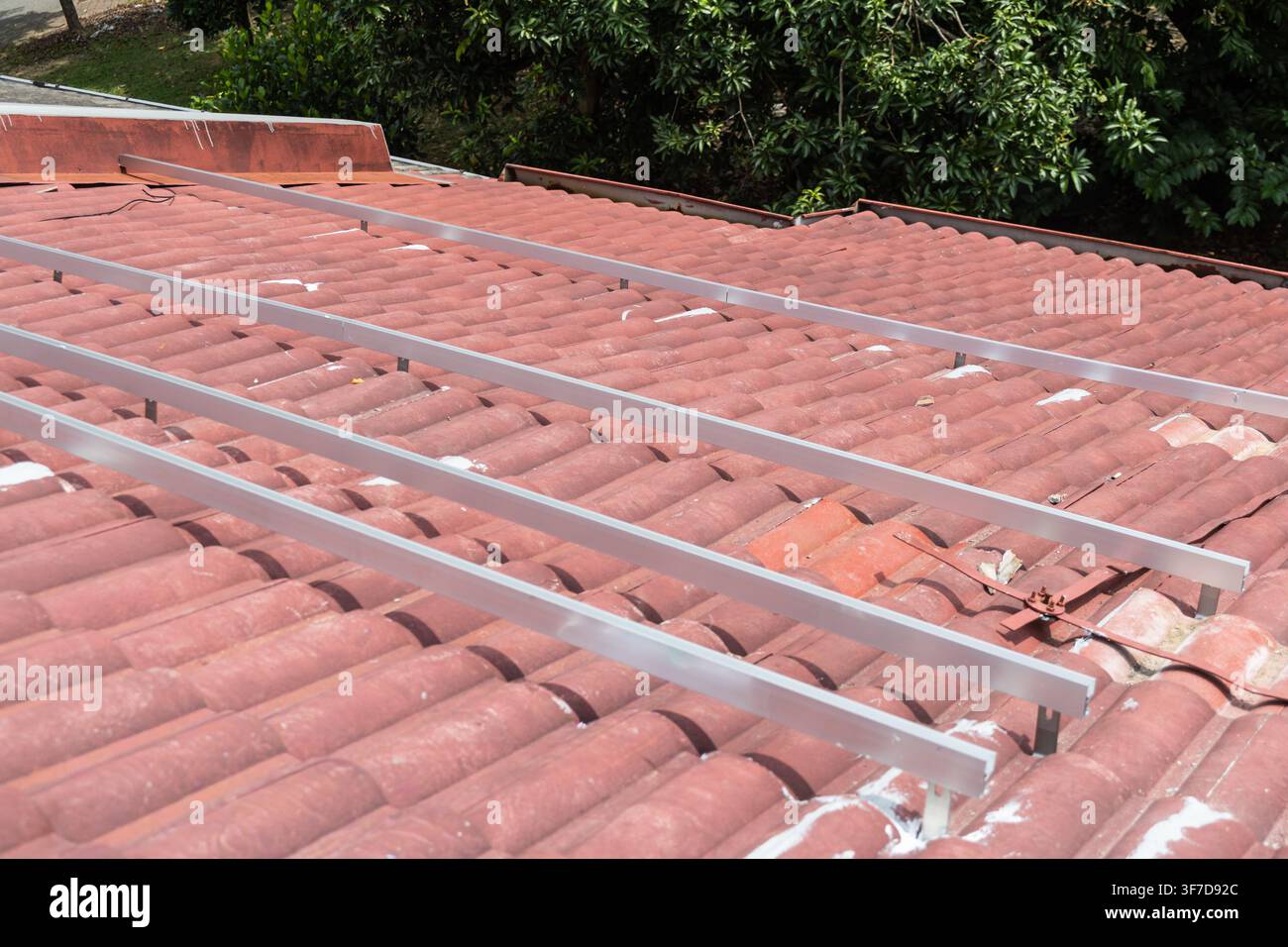 Structure de montage installée sur un toit résidentiel, prête à accueillir des panneaux photovoltaïques ou PV en Malaisie Banque D'Images