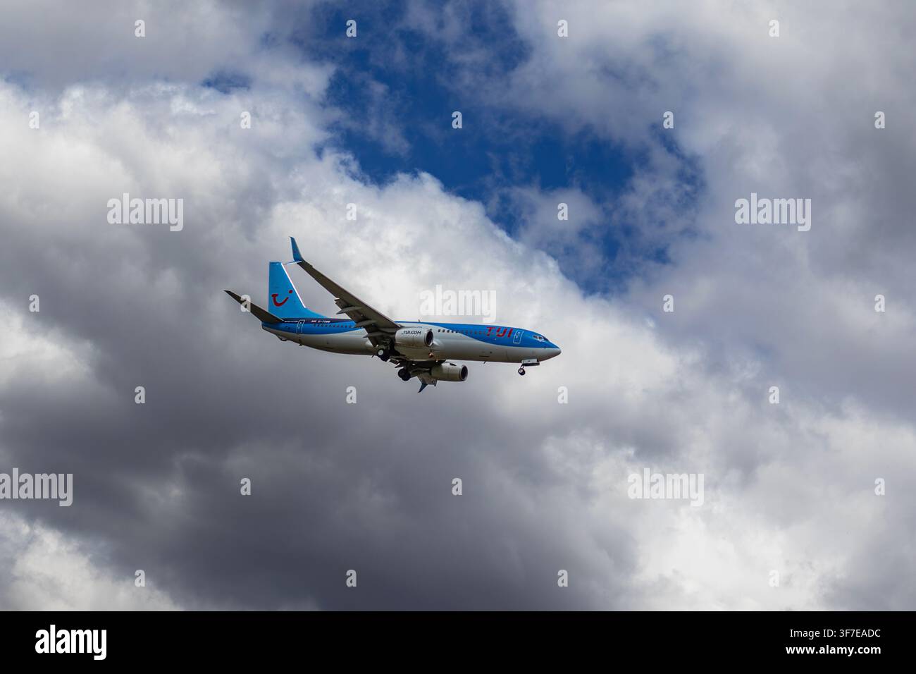 Bourgas, Bulgarie – 23 juillet 2026 : avion passager TUI volant dans le ciel à travers des nuages blancs et sombres duveteux, approchant de l'aéroport de Bourgas Banque D'Images