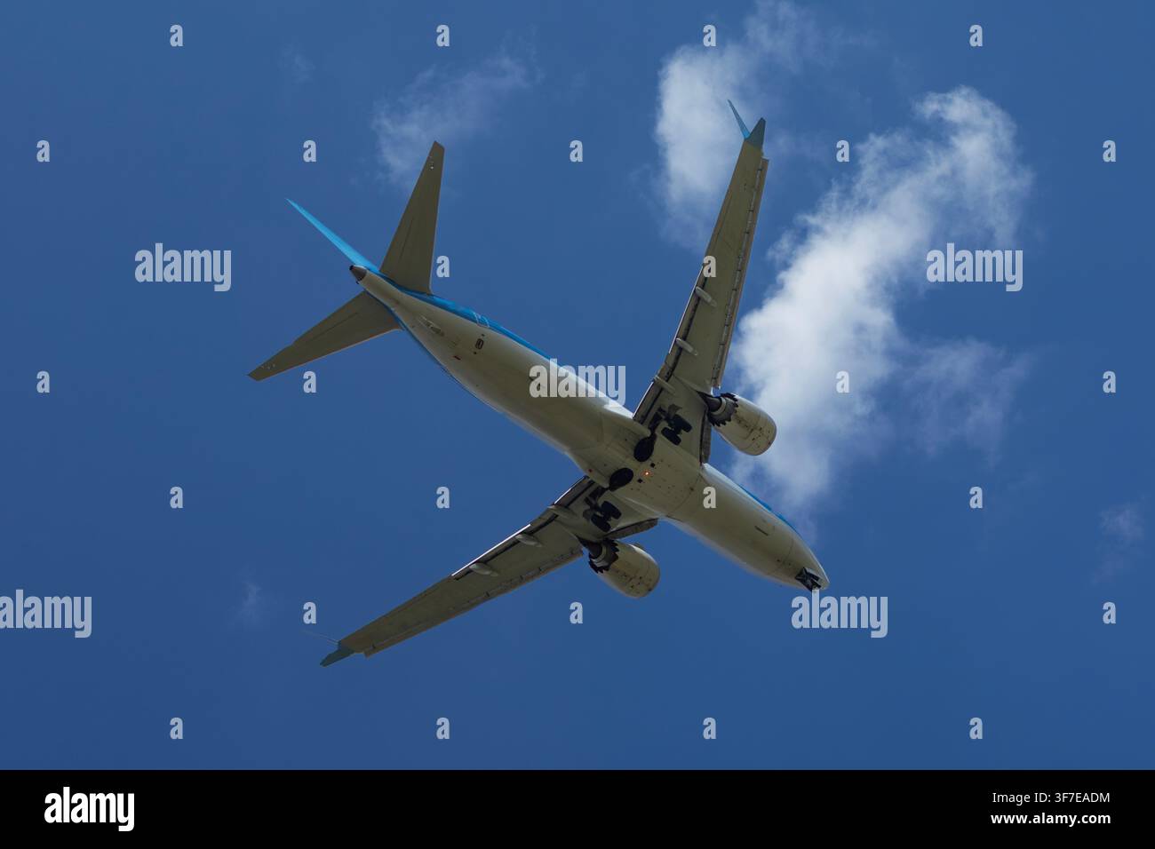 Vue par le bas d'un avion de ligne approchant l'aéroport de Bourgas Banque D'Images