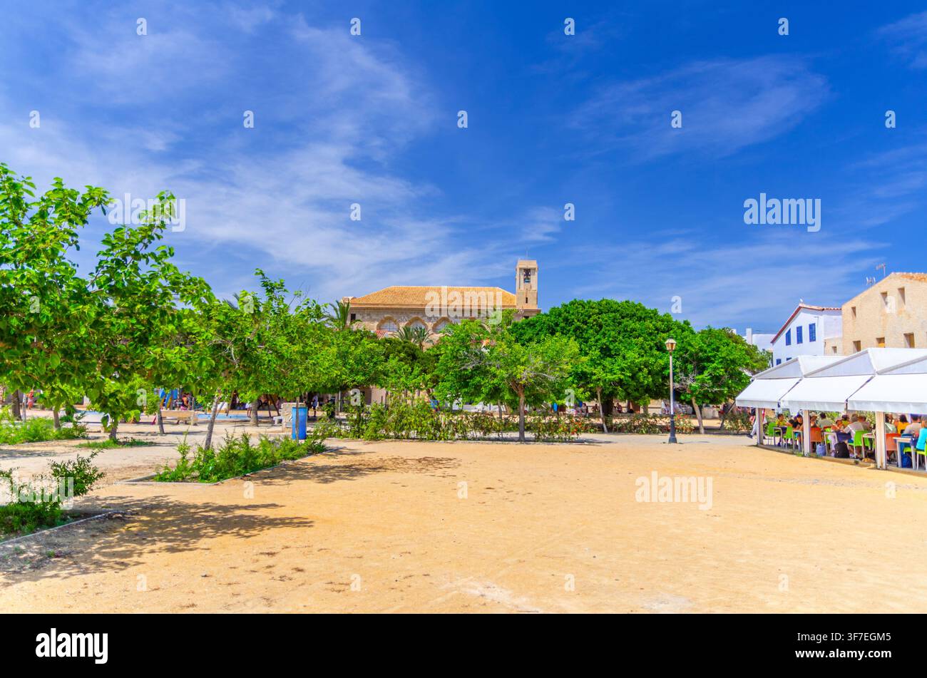 Plaza Mayor Square de l'île de Tabarca Nueva Tabarca Isla Plana village ville et St Pierre et St Paul église catholique Iglesia de San Pedro y San Pablo i Banque D'Images
