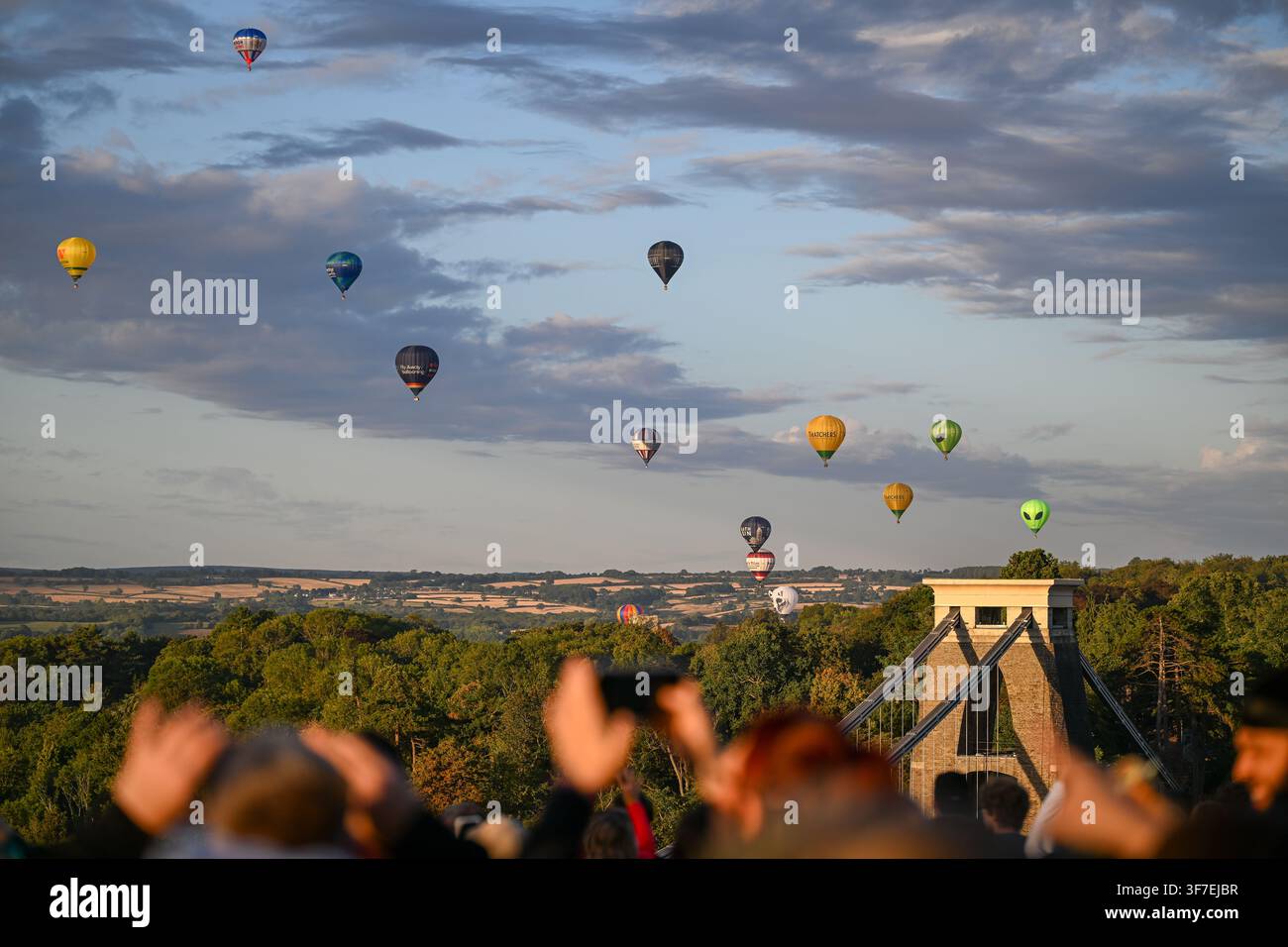 Montgolfières photographiées lors de l'ascension matinale du 9 août de la Bristol International Balloon Fiesta, prises depuis l'observatoire de Clifton au-dessus de Banque D'Images