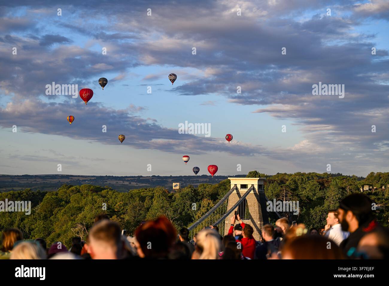 Montgolfières photographiées lors de l'ascension matinale du 9 août de la Bristol International Balloon Fiesta, prises depuis l'observatoire de Clifton au-dessus de Banque D'Images