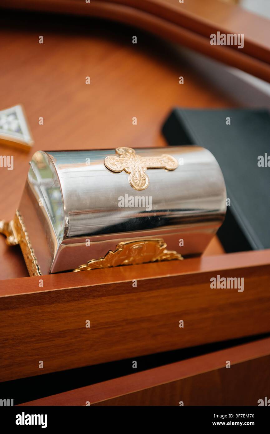 Boîte liturgique en argent avec une croix orthodoxe dorée utilisée lors d'une cérémonie de baptême Banque D'Images