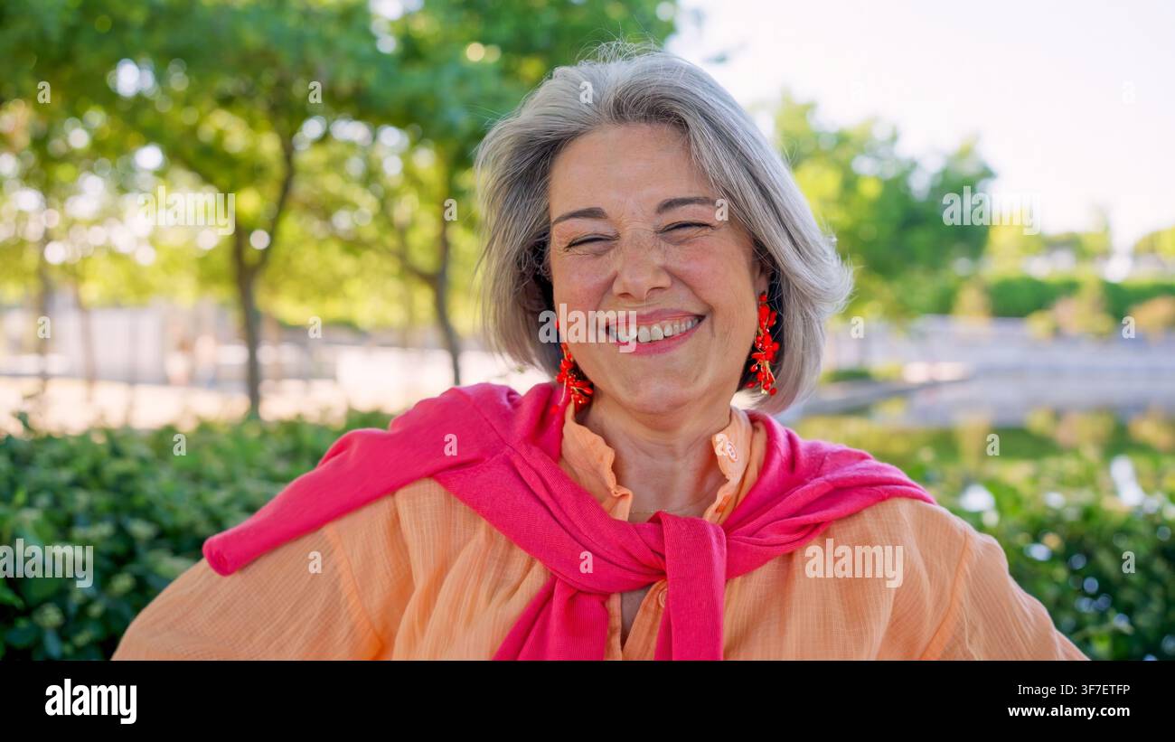Sénior souriant en plein air profitant d'une belle journée Banque D'Images