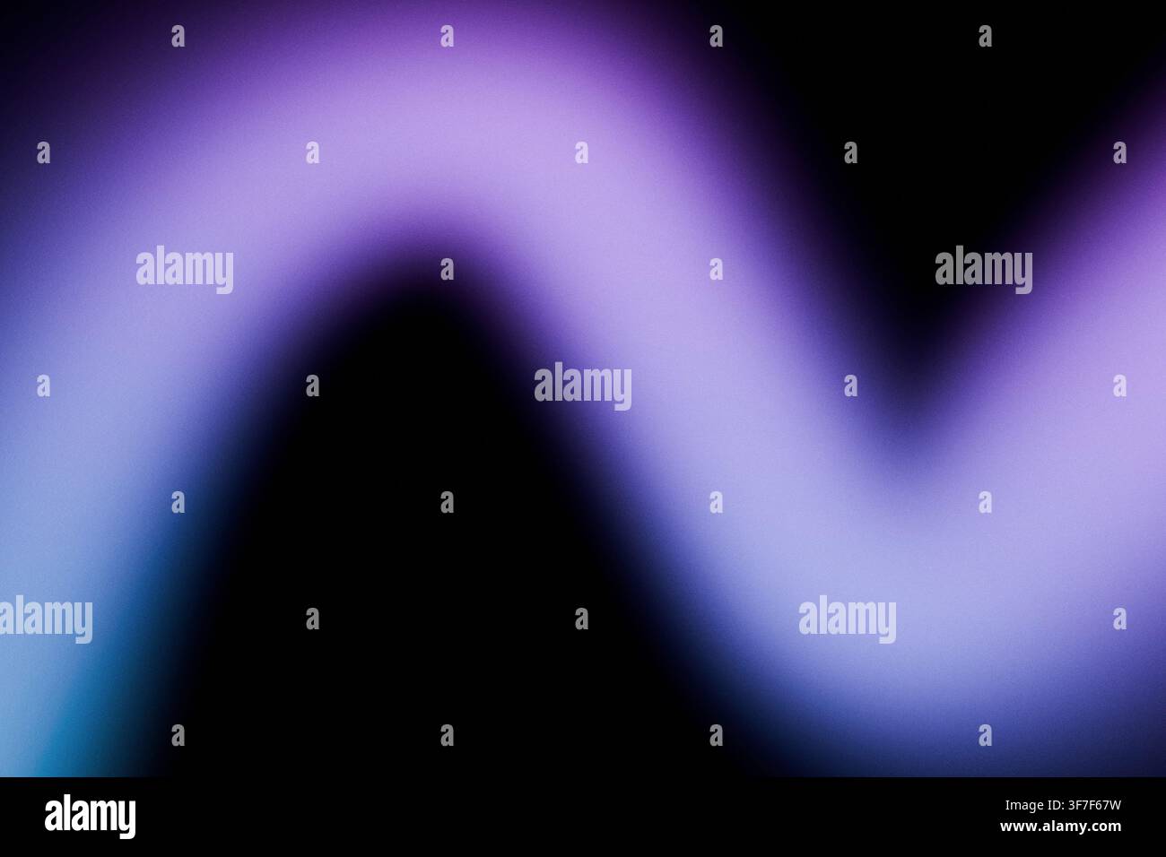 Fond sombre abstrait mettant en avant une vague de lumière néon courbée violette et cyan brillante. Mise au point floue douce avec une texture de grain subtile pour un web futuriste Banque D'Images