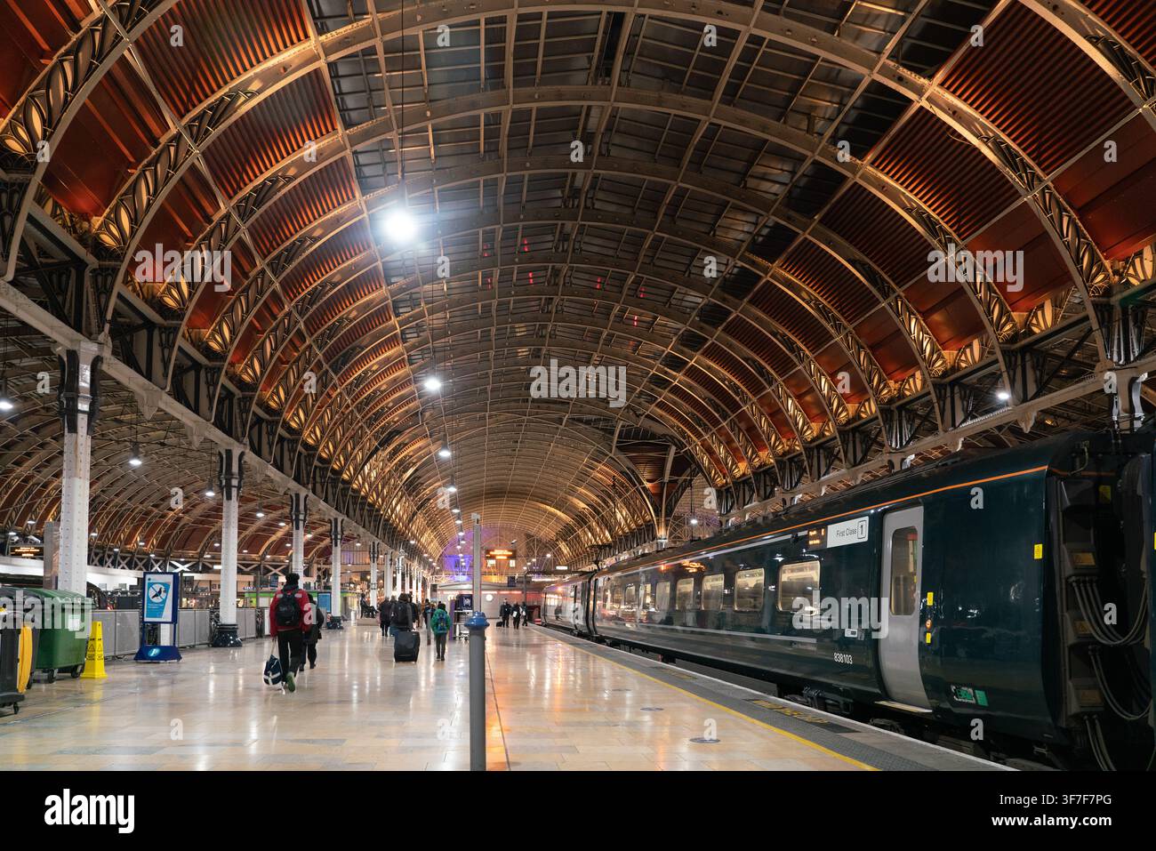Les navetteurs traversent l'historique gare de Paddington sur Praed Street, à Londres, pour monter dans les trains Great Western Railway pour leurs voyages. Banque D'Images
