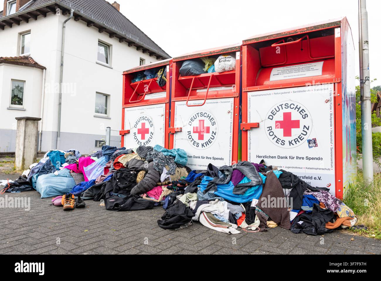 Conteneurs de dons de vêtements débordants de la Croix-Rouge allemande à Philippsthal. Les dons soutiennent les personnes dans le besoin et sont vendus par des organisations caritatives. Banque D'Images
