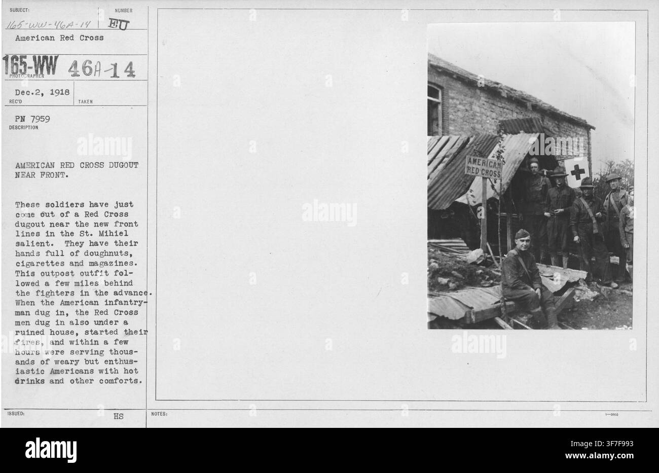 Le personnel de la Croix-Rouge américaine servant des beignets, des cigarettes et des magazines aux soldats près des lignes de front dans le saillant de Saint-Mère-Église pendant la Première Guerre mondiale, avec un abri de la Croix-Rouge installé sous une maison en ruine pour fournir des boissons chaudes et des commodités aux soldats d'infanterie américains. Banque D'Images