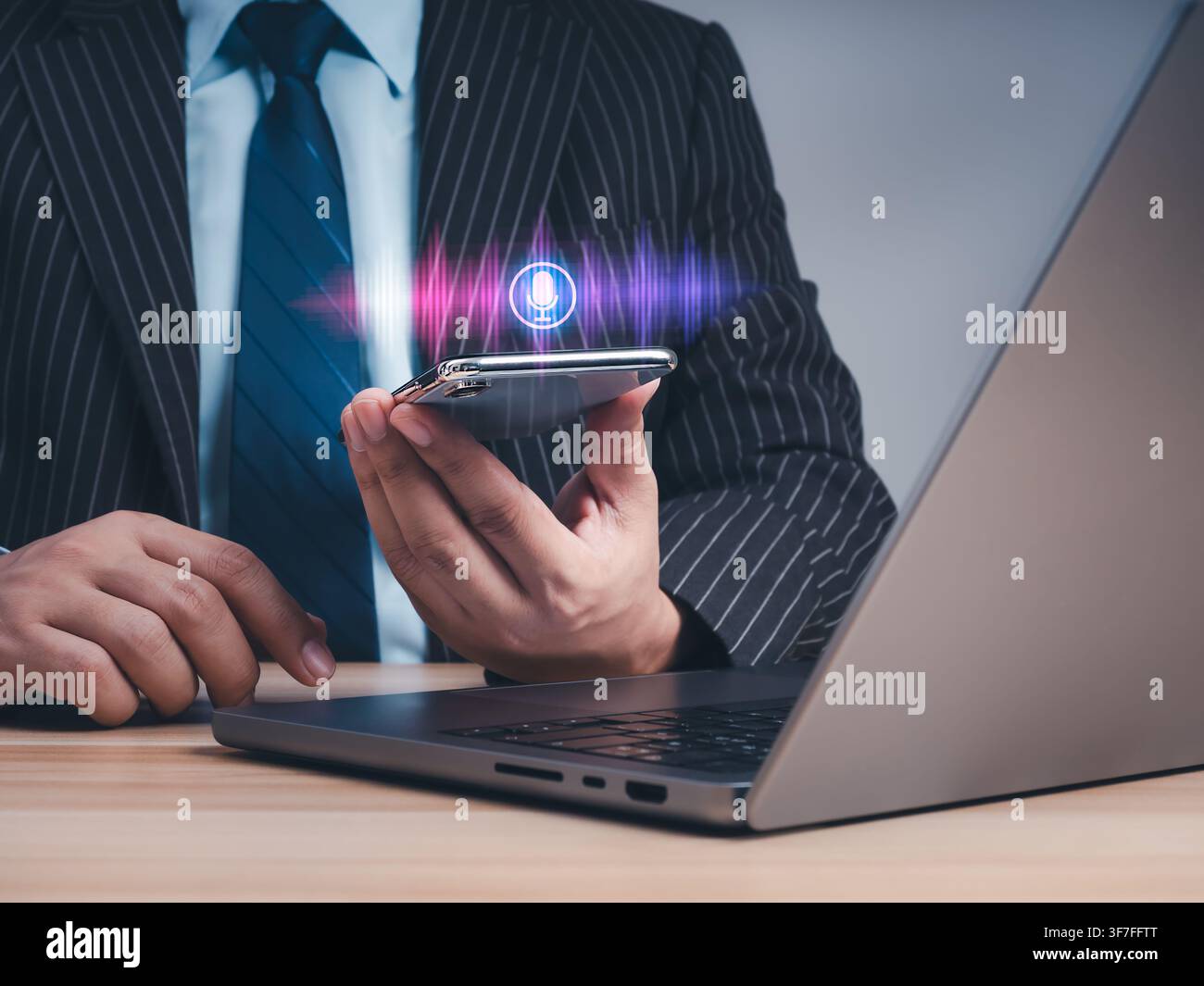 Professionnel d'affaires utilisant un smartphone avec interface d'assistant vocal IA. Reconnaissance vocale, technologie de conversion de la parole en texte, traduction, productivité mobile Banque D'Images