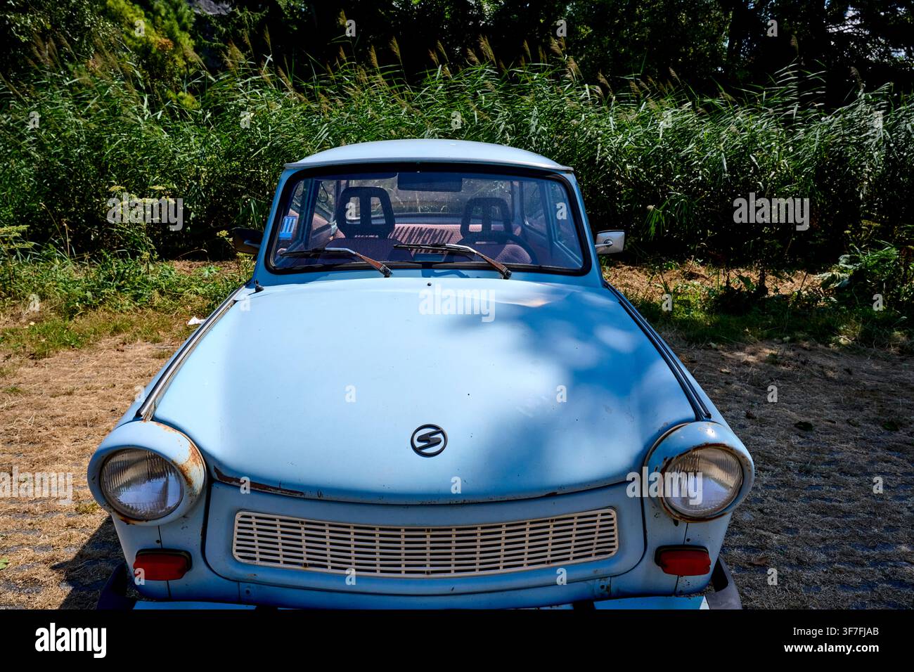 Bergschenhoek, Hollande-Méridionale, Pays-Bas - 04 08 2026 : Une voiture vintage appelée Trabant fabriquée dans l'ancien est allemand communiste, la RDA. Banque D'Images