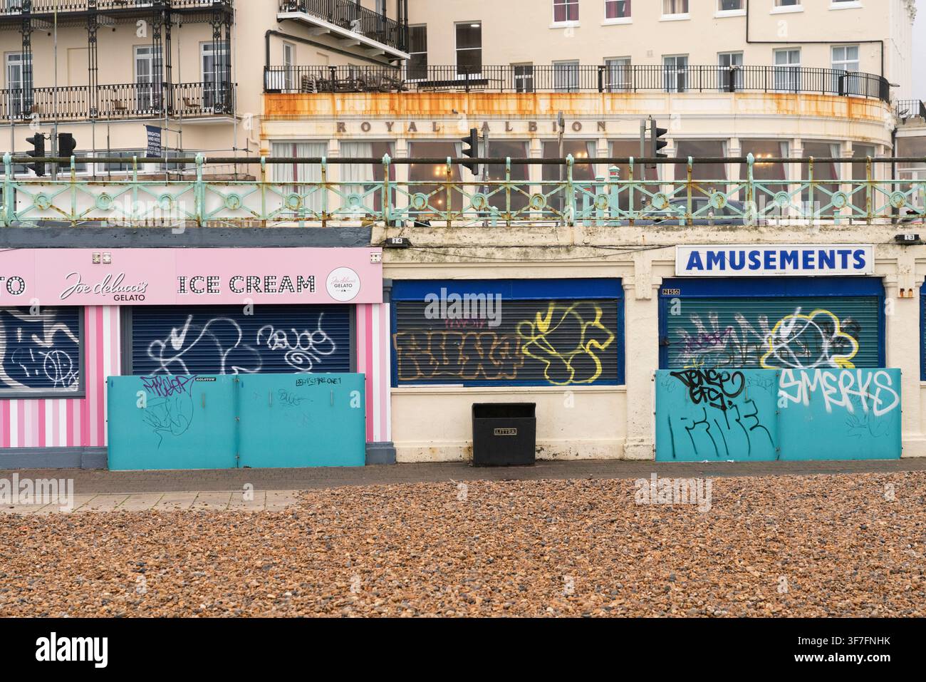 Les magasins couverts de graffitis sont fermés le long du front de mer de Brighton, juste en dessous de l’historique Royal Albion Hotel dans l’East Sussex, en Angleterre. Banque D'Images