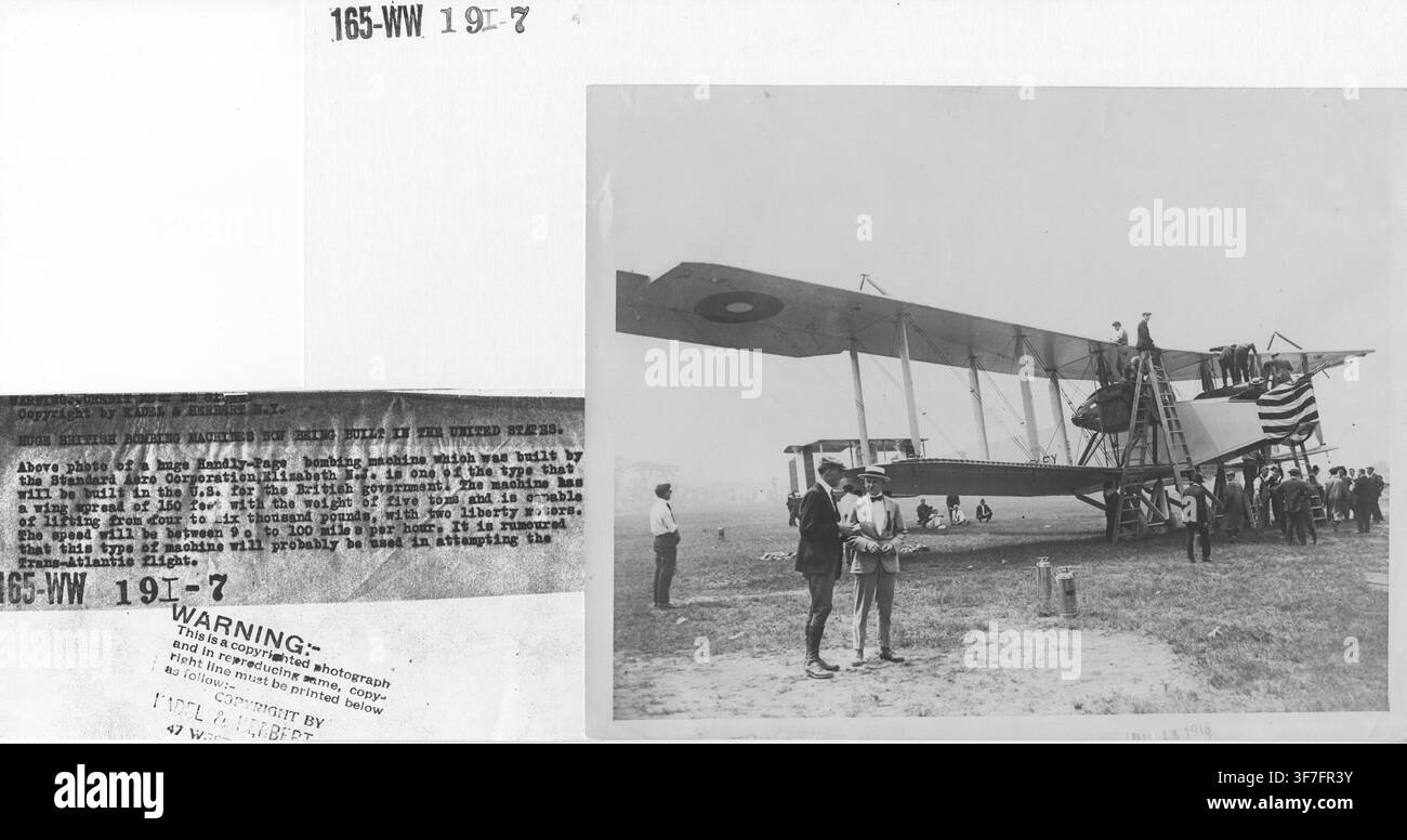 Une machine de bombardement Handley-Page, construite par la Standard Aero Corporation à Elizabeth, dans le New Jersey, avec une envergure de 150 pieds, pesant cinq tonnes et capable de soulever 4 000 à 6 000 livres, propulsée par deux moteurs Liberty, atteignant des vitesses de 90 à 100 miles par heure. Banque D'Images