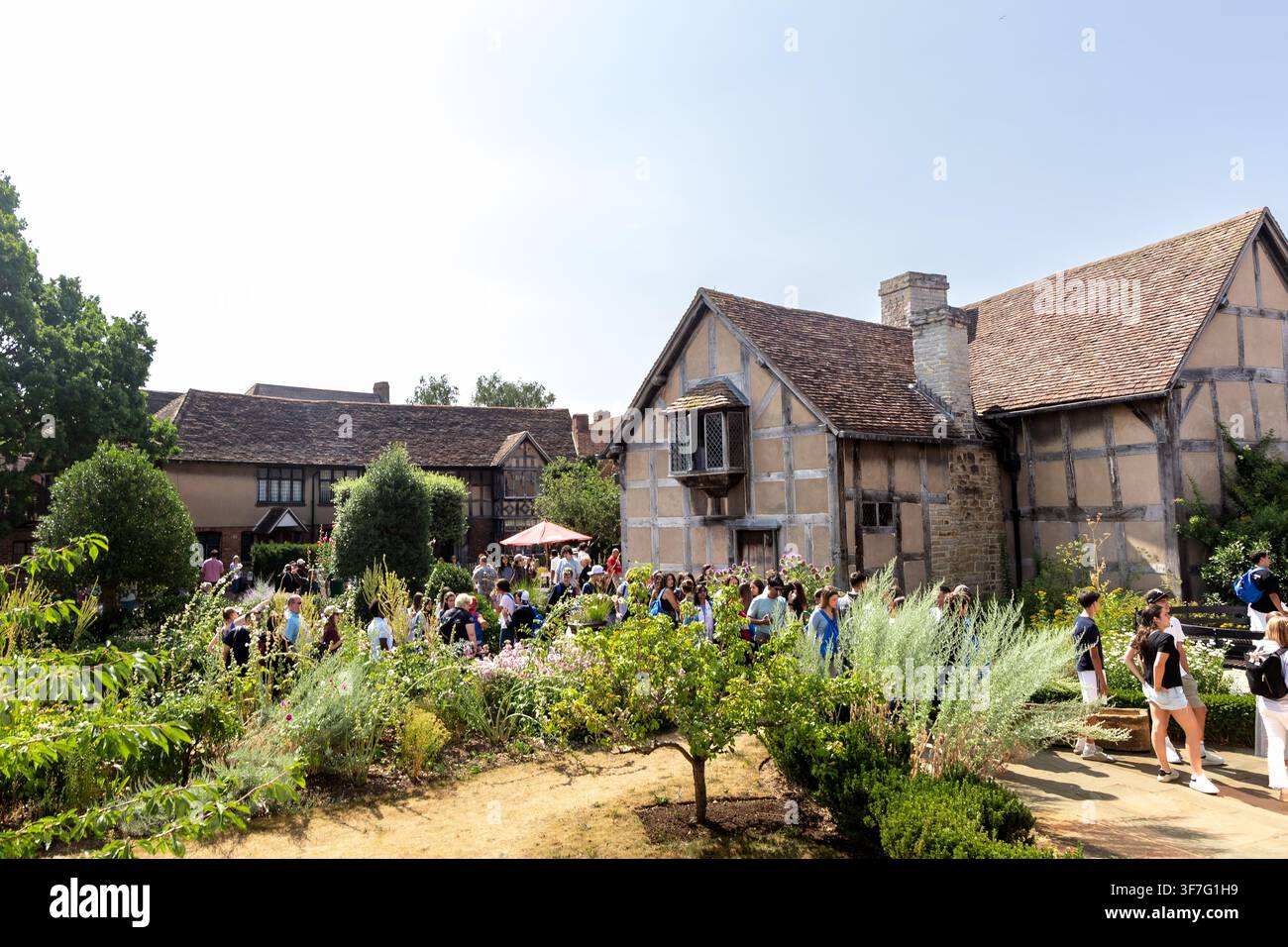 Stratford-upon-Avon, Angleterre, Royaume-Uni - 18 juillet 2026 : Les visiteurs explorent les jardins à l'extérieur du lieu de naissance de Shakespeare Banque D'Images