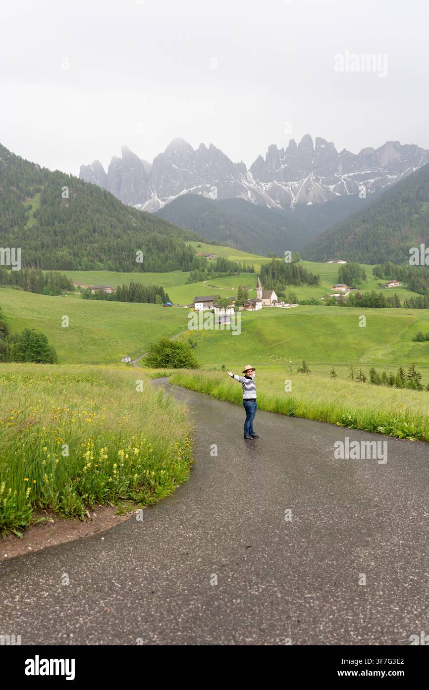 Homme écartant largement les bras, embrassant la nature et la liberté en voyageant dans les Dolomites Banque D'Images