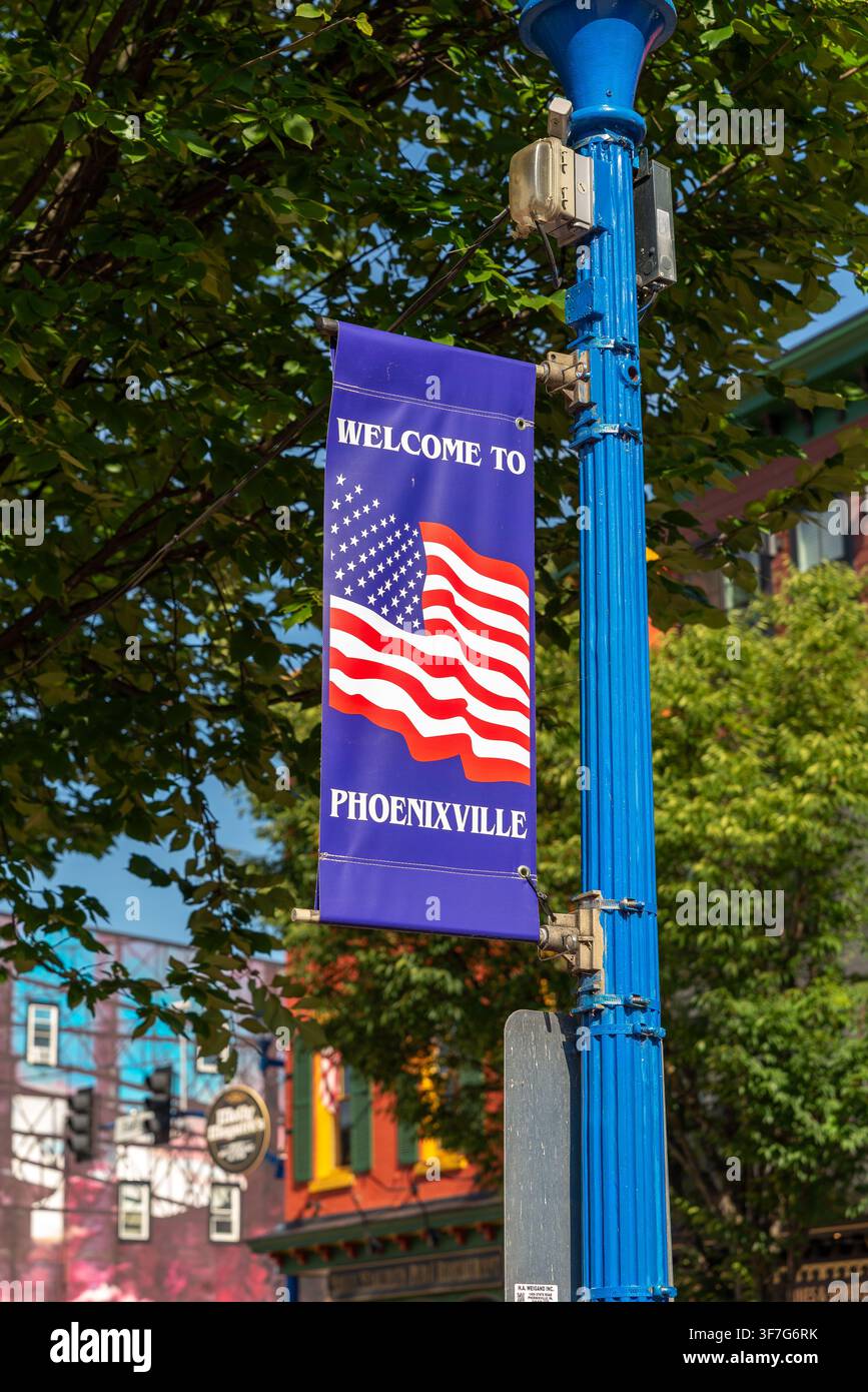 Bannière « Bienvenue à Phoenixville » arborant un motif du drapeau américain affiché sur un lampadaire bleu dans le centre-ville de Phoenixville, Pennsylvanie. Banque D'Images