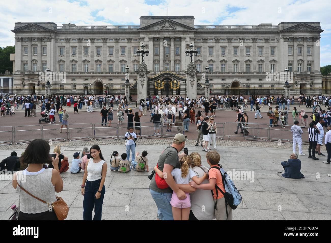 Des foules se rassemblent devant le Buckingham Palace à Londres pour prendre leurs selfies et photos de groupe devant le célèbre bâtiment. Août 2026. Banque D'Images