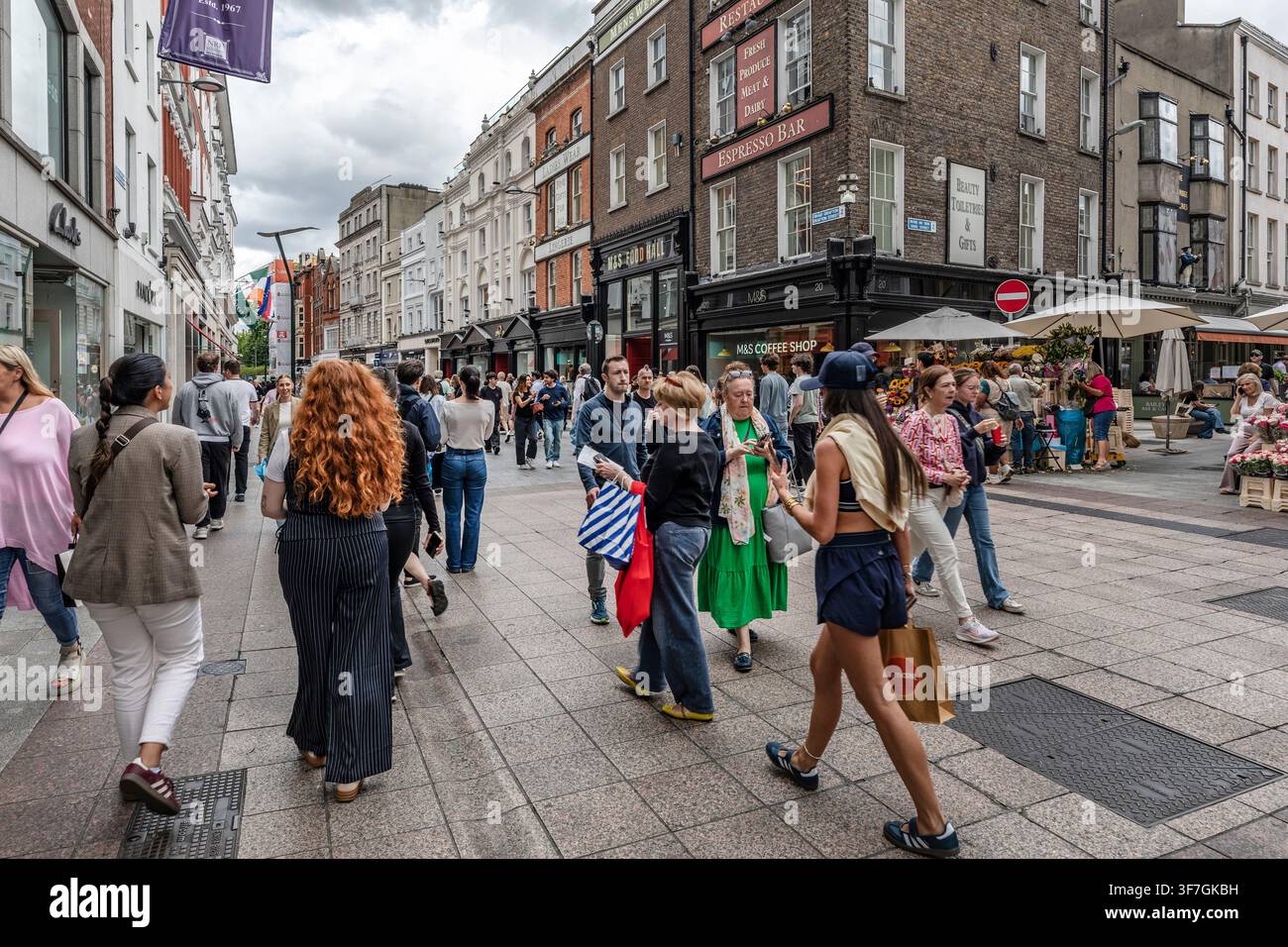 Les acheteurs et les touristes déambulent le long des devantures historiques de Grafton Street dans le centre-ville de Dublin, en Irlande Banque D'Images