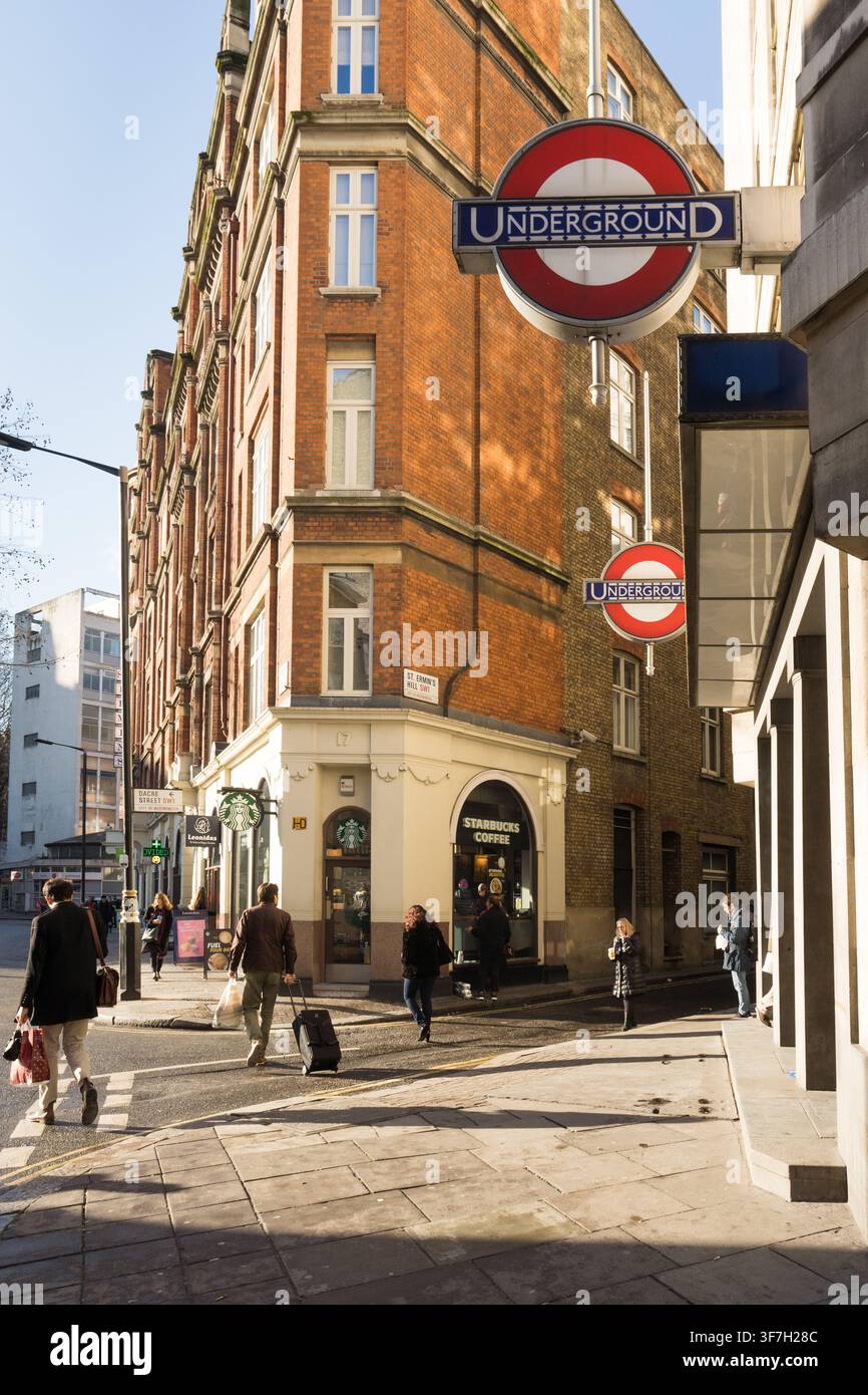 Les navetteurs passent devant un Starbucks près de l’entrée de la station de métro St. James’s Park sur St. Ermin’s Hill, à Westminster. Banque D'Images