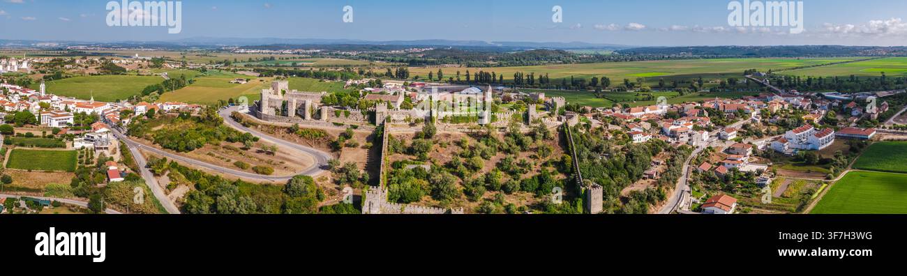 Château d'Óbidos et panorama de la ville médiévale du Portugal Banque D'Images