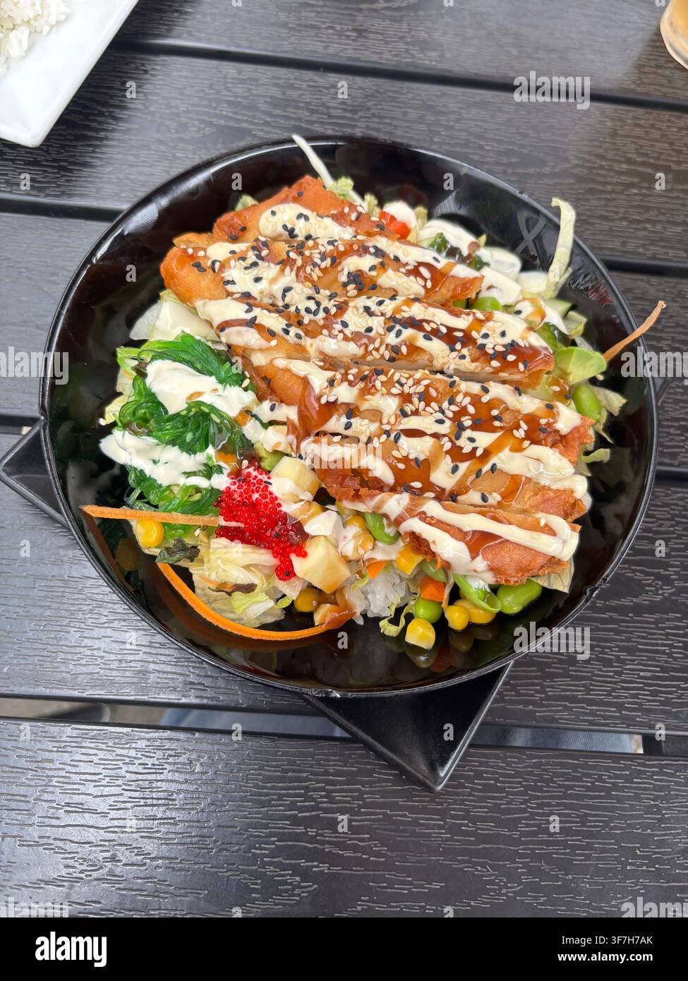 Salade de poulet croustillante avec légumes, graines de sésame et sauce crémeuse. Banque D'Images