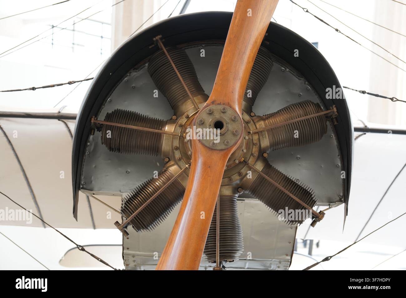 Détail d'ingénierie complexe du nez d'un avion du début du XXe siècle montrant une hélice en bois et un moteur refroidi par air multicylindre Banque D'Images