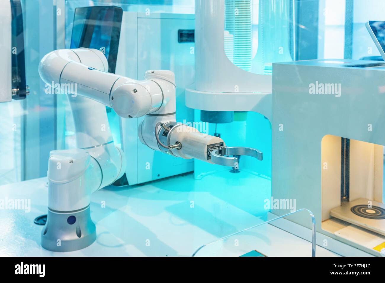 Bras robotique industriel opérant des équipements d'automatisation avancés à Shenzhen, en Chine. Automatisation robotique, intelligence artificielle, fabrication intelligente Banque D'Images