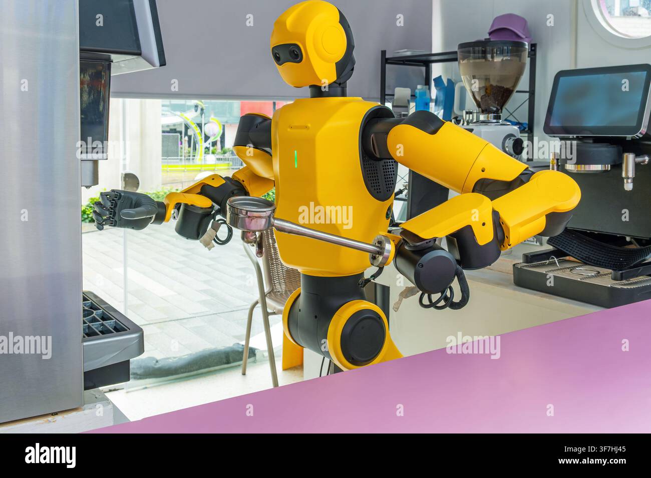 Robot humanoïde prépare du café à l'aide d'une machine à café automatique à Shenzhen, en Chine. Intelligence artificielle, robotique, automatisation des services, intelligent Banque D'Images