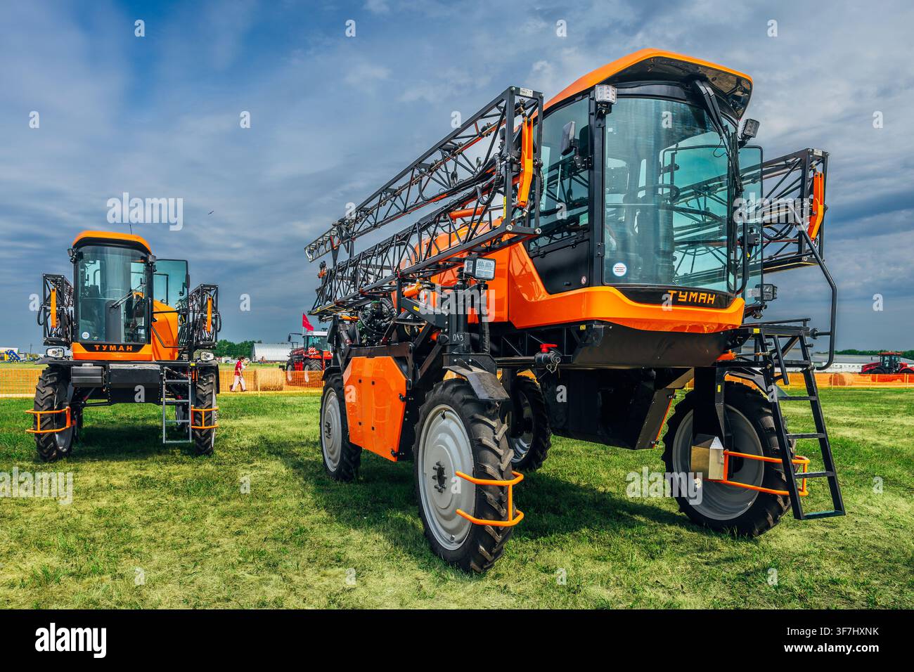 Barnaul, Russie, 15 juillet 2026 : Tuman-5 est un pulvérisateur-épandeur automoteur russe fabriqué par Pegas-Agro. Banque D'Images