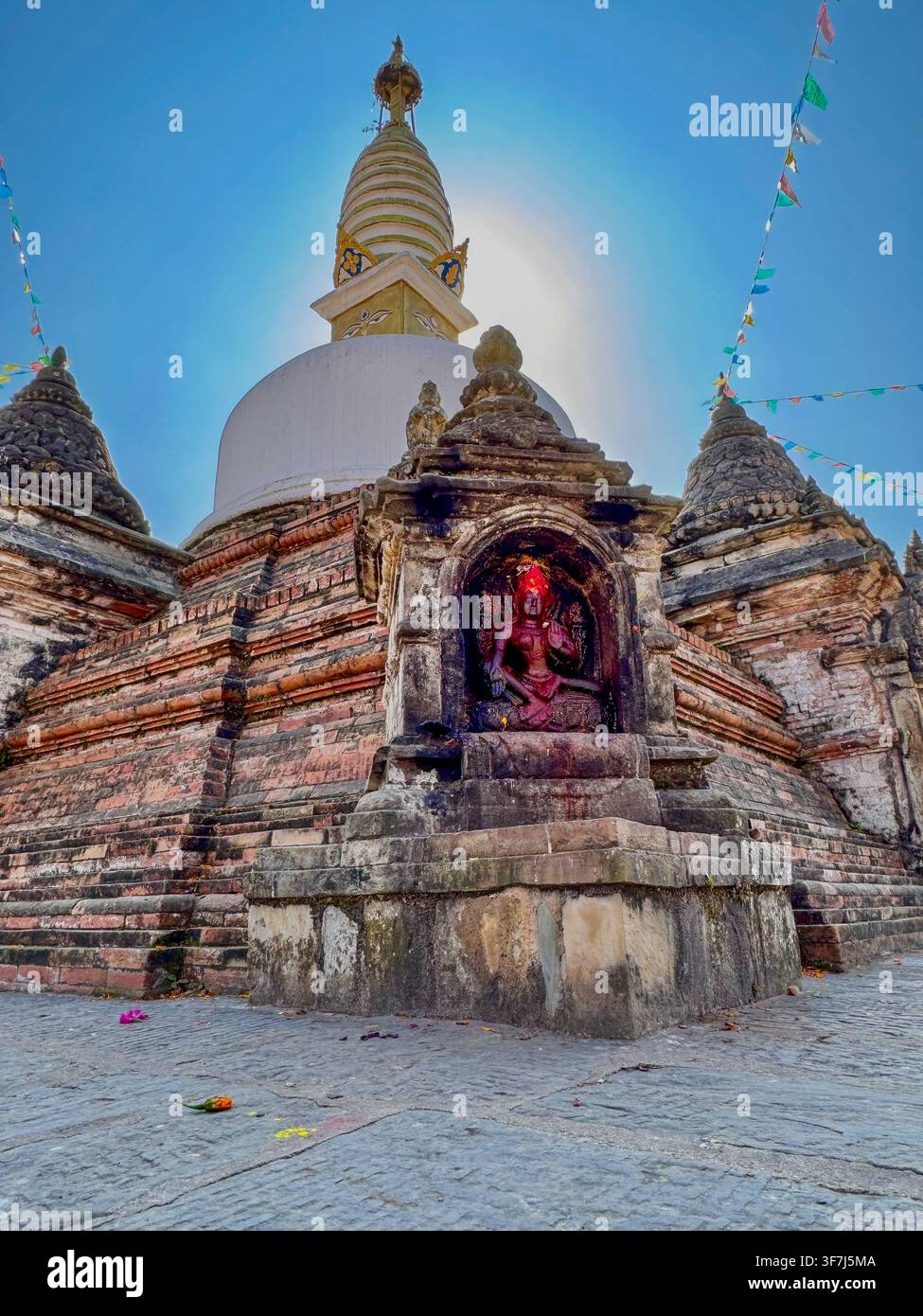 Déesse Hariti située à l'intérieur d'une petite structure semblable à un temple appelée chaitya ou stûpa, Kirtipur, Népal. Banque D'Images