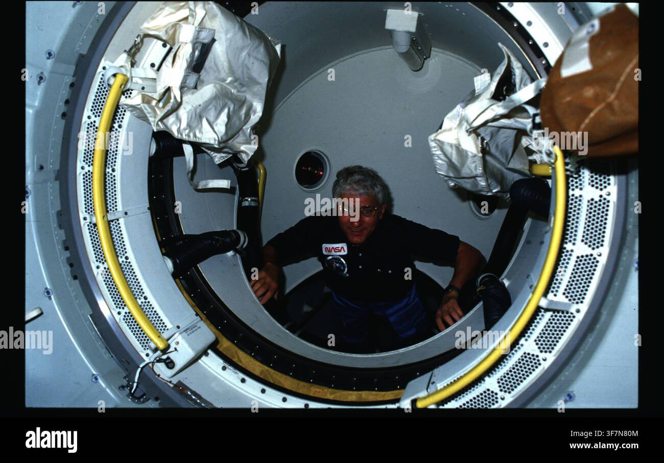 L'équipage de la STS-61A, avec Henry Hartsfield, dans l'écoutille du Spacelab-D, lors d'une mission du programme Space Shuttle. Banque D'Images