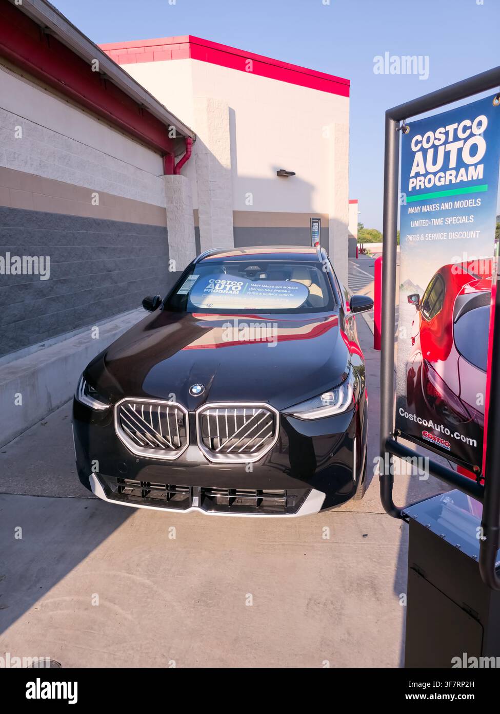 PLANO - 23 JUILLET 2026 : Une voiture BMW est présentée lors d'un affichage du programme automobile Costco à l'extérieur d'un magasin. Le programme automobile Costco propose divers achats de véhicules b Banque D'Images