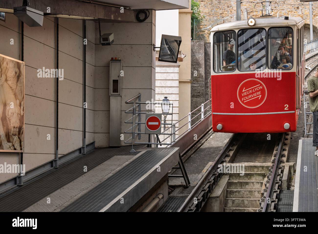 Lyon, France – 27 juillet 2026 : Funiculaire rouge numéro 2 arrivant à la station Vieux Lyon le long du système de voie incliné. Banque D'Images
