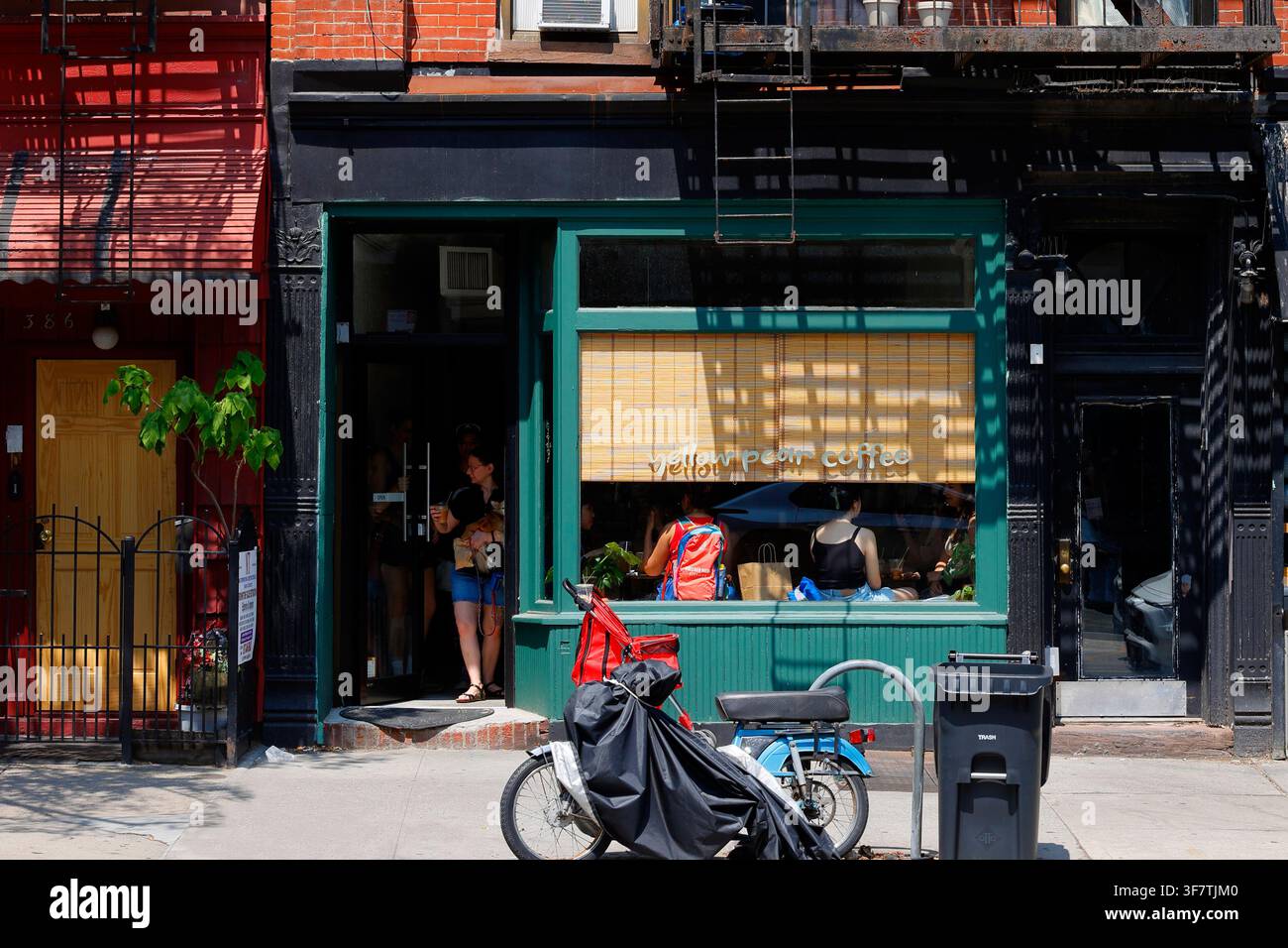Yellow Pear Coffee 黄李, 384 7th Ave, Brooklyn, New York, vitrine d’un café de style HK à Park Slope, NYC. Banque D'Images