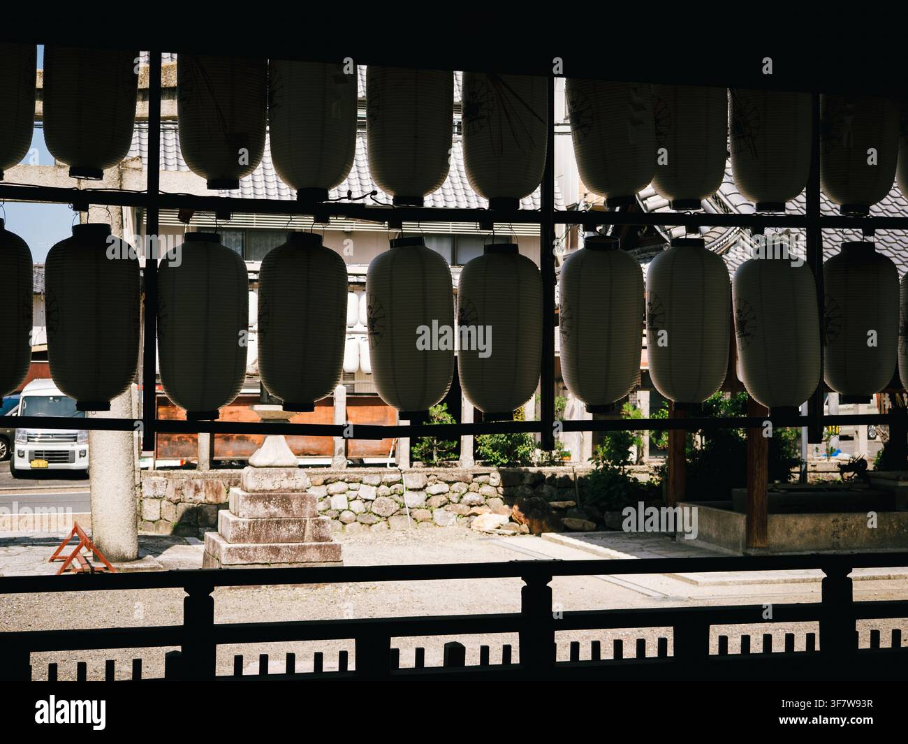 Rangées de lanternes en papier suspendues en silhouette à l'entrée d'un temple japonais à Kyoto, Japon Banque D'Images