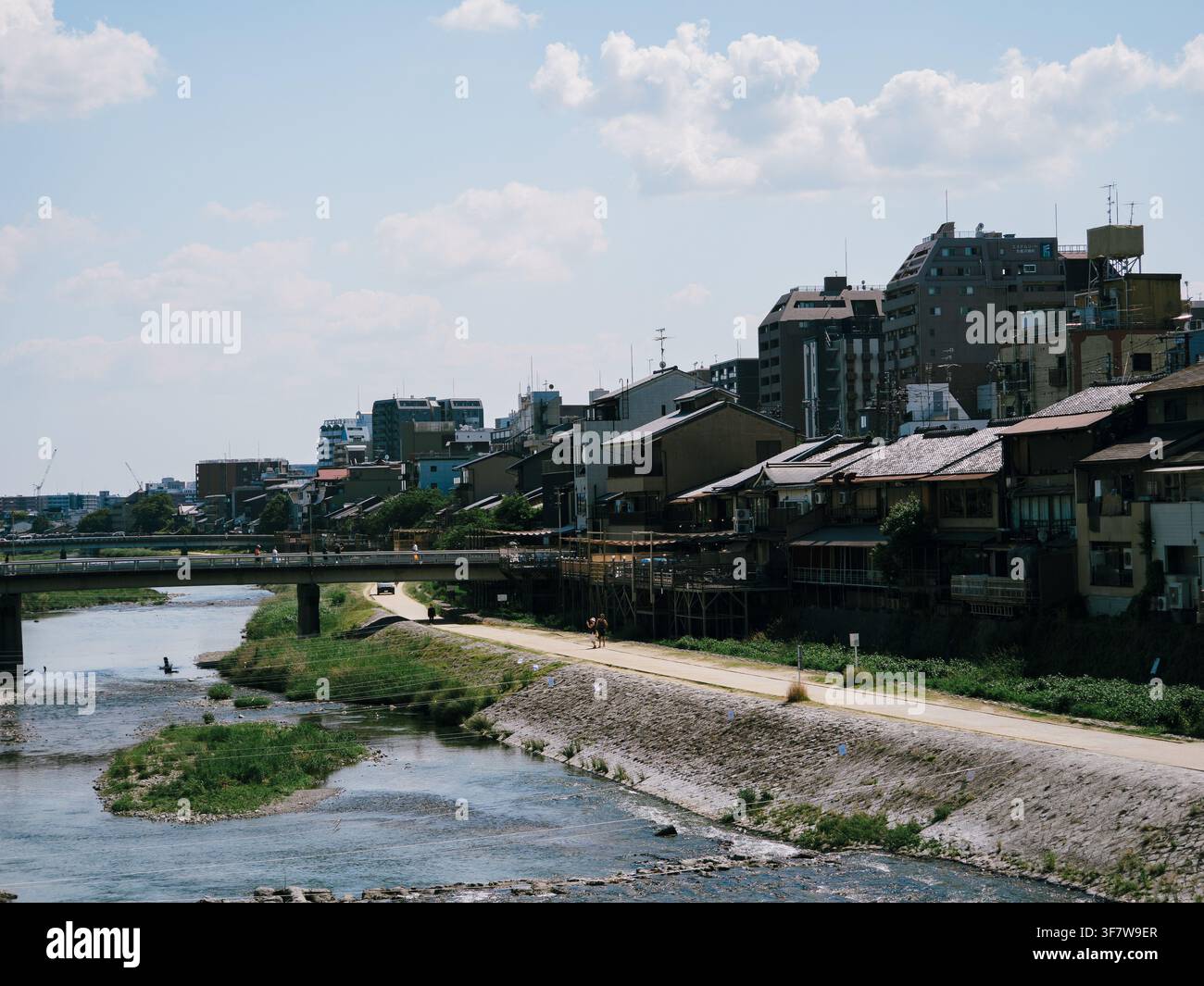 Fleuve Kamo et bâtiments riverains à Higashiyama, Kyoto, Japon par une journée ensoleillée Banque D'Images