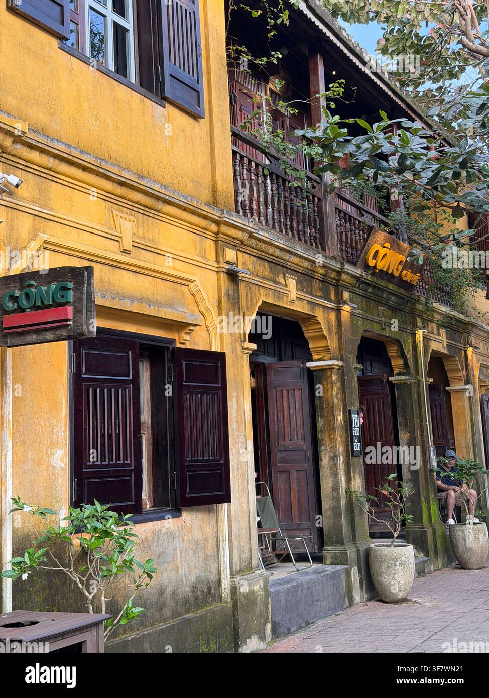 La vitrine emblématique de Cong Ca Phe au cœur de la ville historique de Hoi An, Vietnam ! - Image de stock capturée avec un smartphone