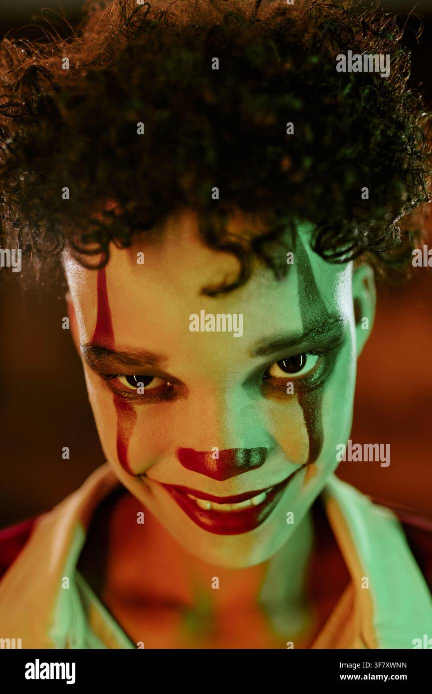 Portrait d'un enfant portant un maquillage de clown effrayant pour Halloween Banque D'Images