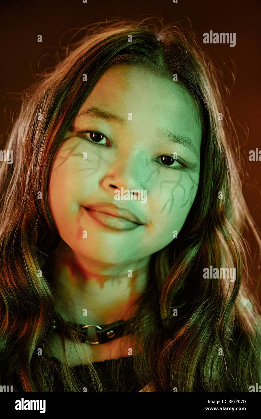 Portrait d'une jeune Asiatique célébrant Halloween avec un maquillage effrayant Banque D'Images