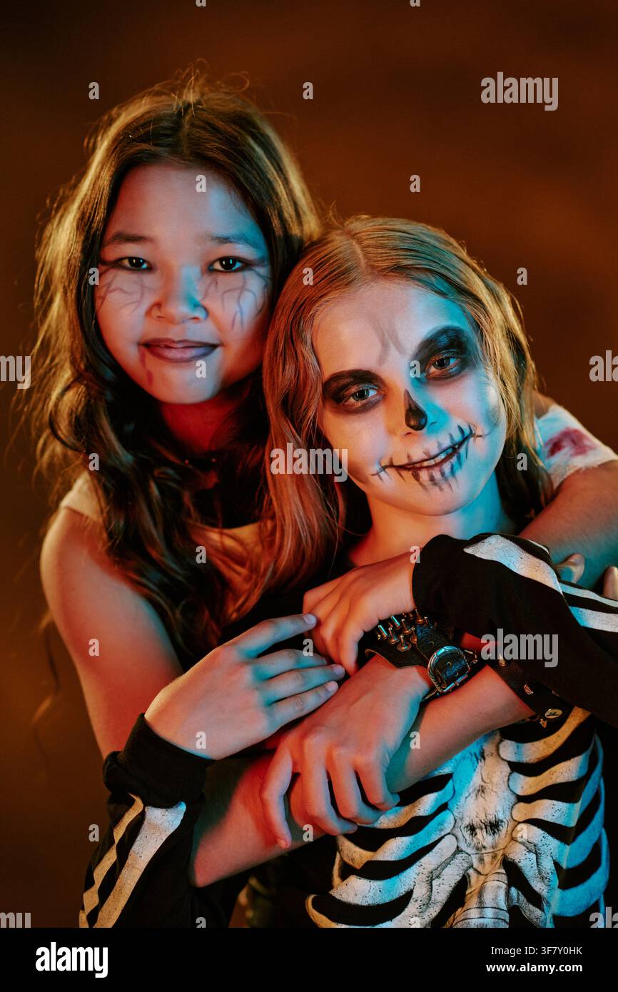 Portrait d'enfants divers célébrant Halloween en costumes effrayants Banque D'Images