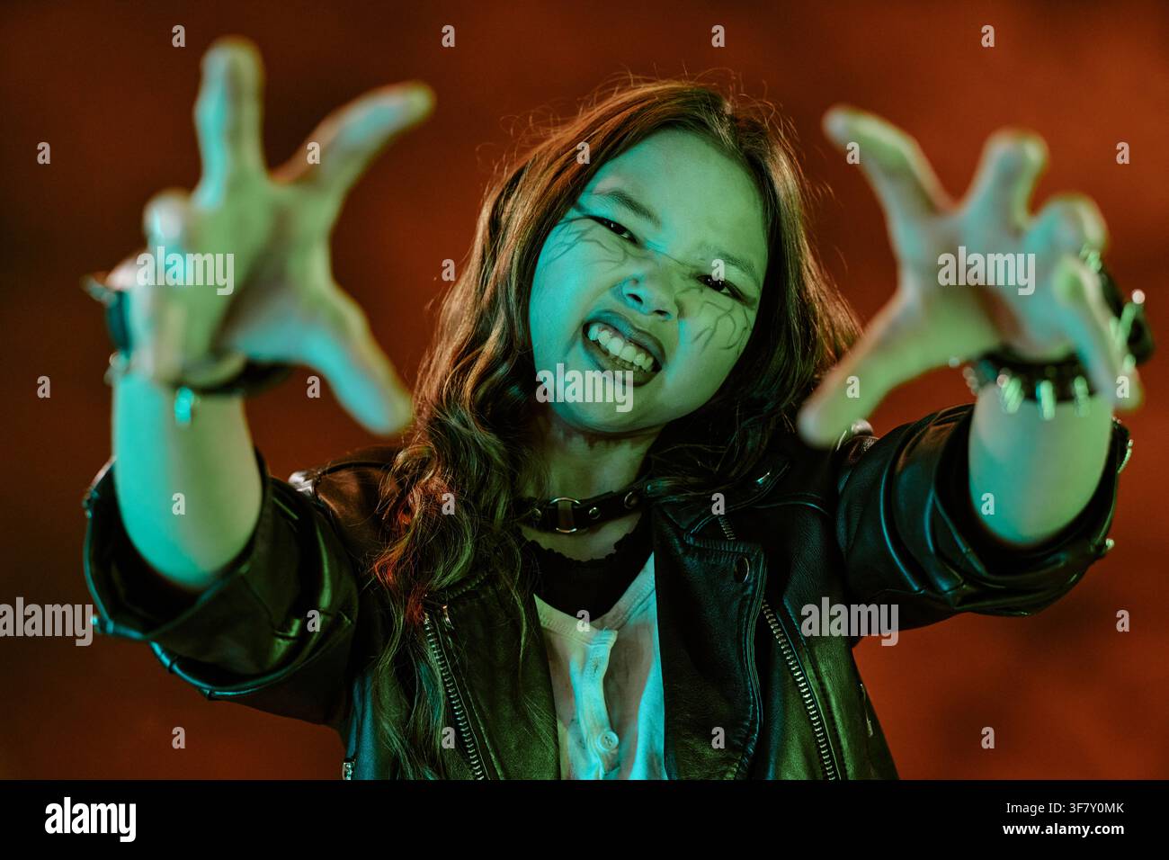 Portrait d'une fille asiatique portant un costume d'Halloween et faisant une tête effrayante Banque D'Images