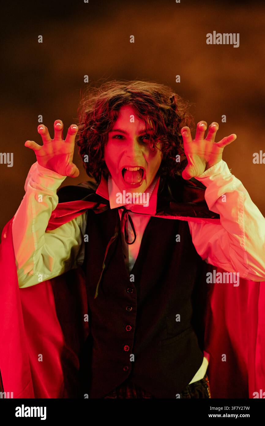 Portrait d'un enfant en costume de vampire célébrant Halloween Banque D'Images