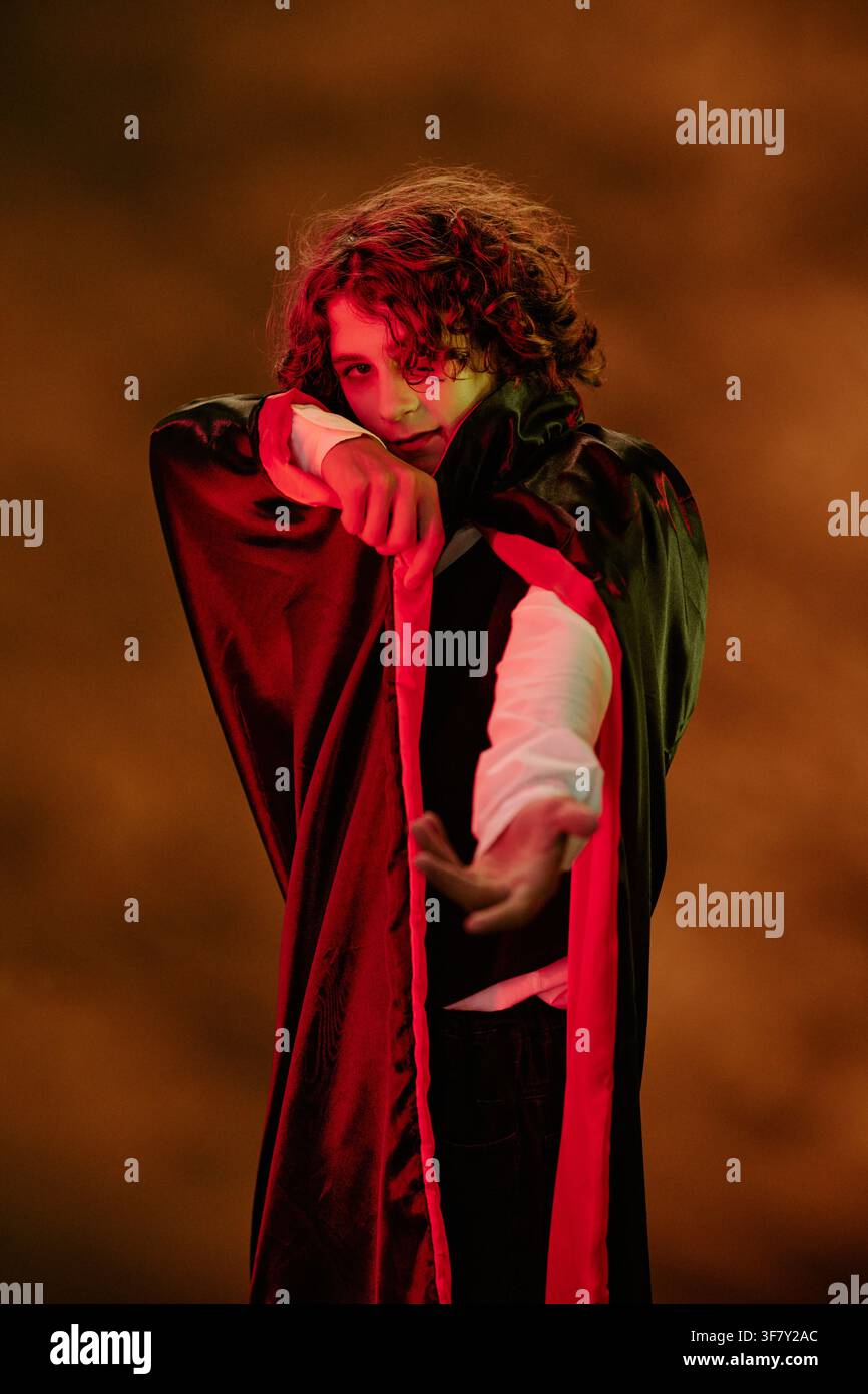 Portrait d'un garçon portant un costume de vampire pour Halloween Banque D'Images