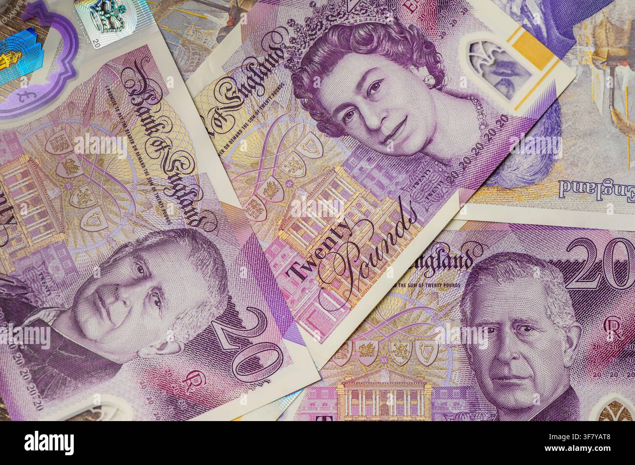Gros plan des billets de banque britanniques de vingt livres montrant des portraits du roi Charles III et de la reine Elizabeth II, symbole de la monnaie britannique et de la transition monarchique Banque D'Images