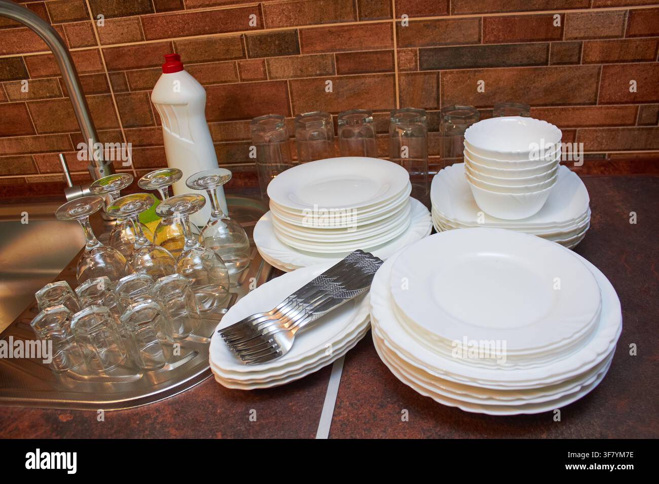 devoirs dans la cuisine en faisant la vaisselle Banque D'Images