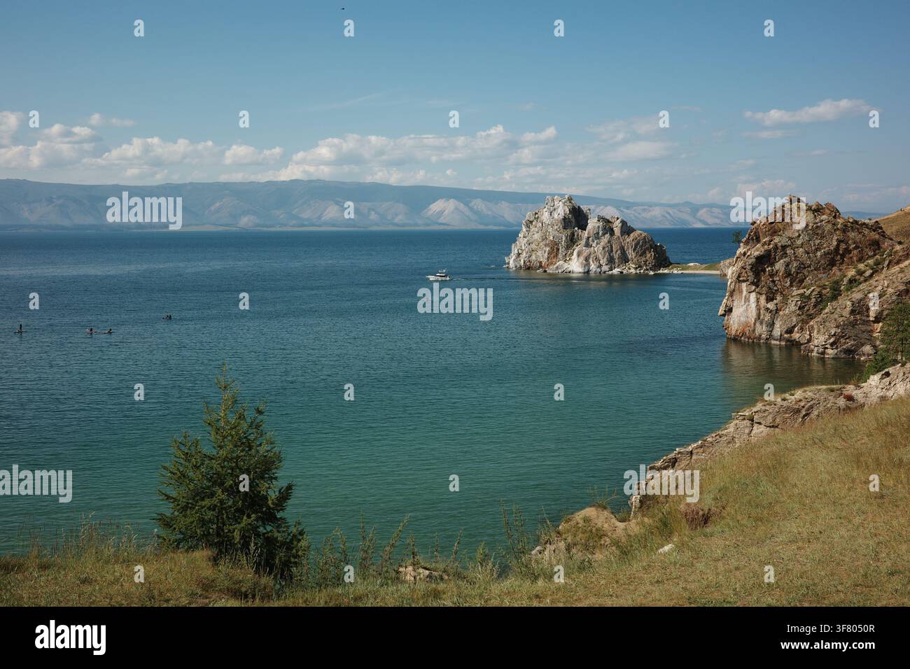 Un yacht blanc sur le lac Baïkal Banque D'Images