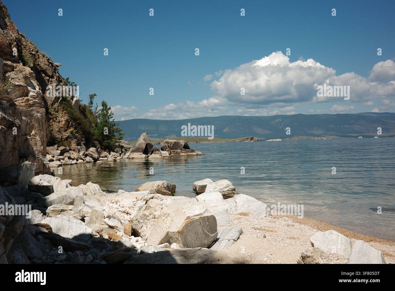 Nuages blancs et ciel bleu au-dessus du lac Baïkal Banque D'Images