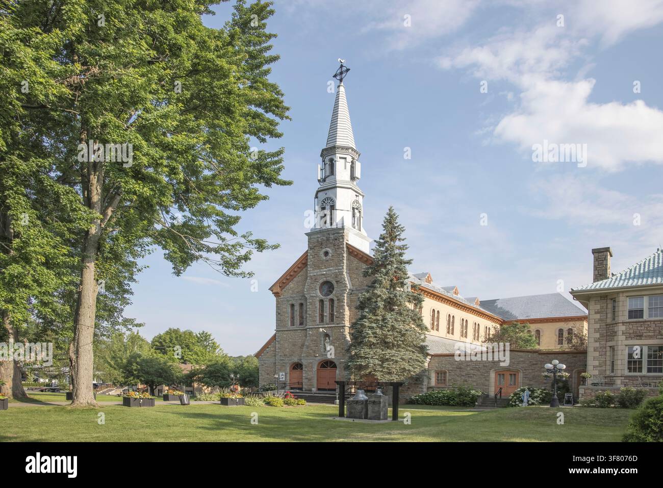 une charmante église dans le joli petit village de Montebello au Québec, Canada Banque D'Images